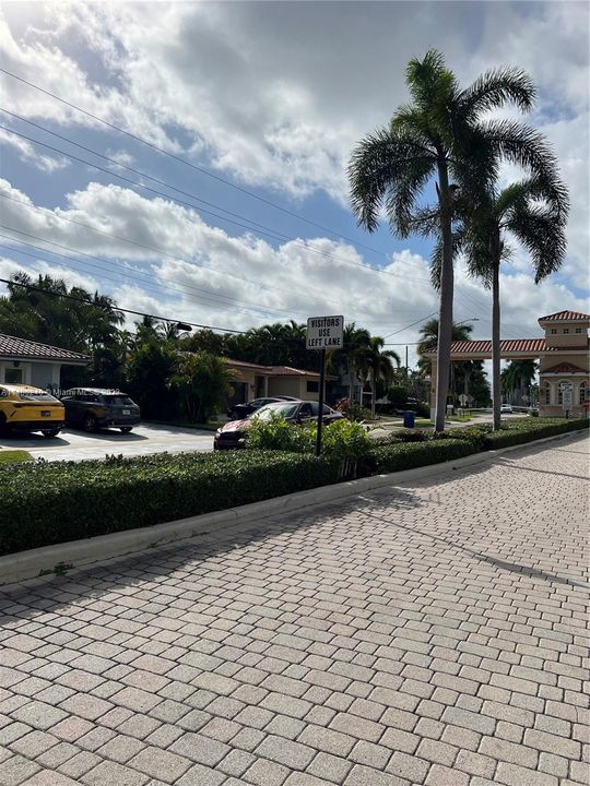 最近售出: $199,000 (2 贝兹, 1 浴室, 794 平方英尺)