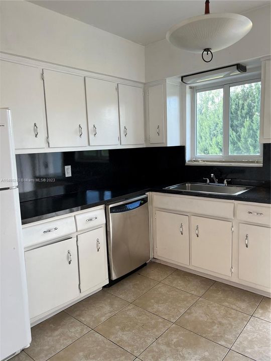 最近售出: $199,000 (2 贝兹, 1 浴室, 794 平方英尺)