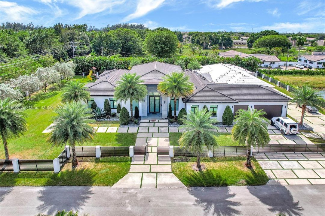 Recently Sold: $2,900,000 (6 beds, 6 baths, 5513 Square Feet)