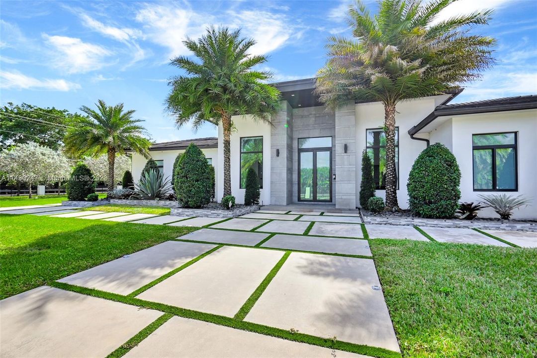 Recently Sold: $2,900,000 (6 beds, 6 baths, 5513 Square Feet)