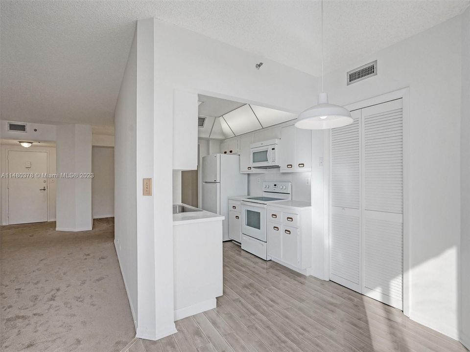 Recently Sold: $174,500 (2 beds, 2 baths, 1407 Square Feet)