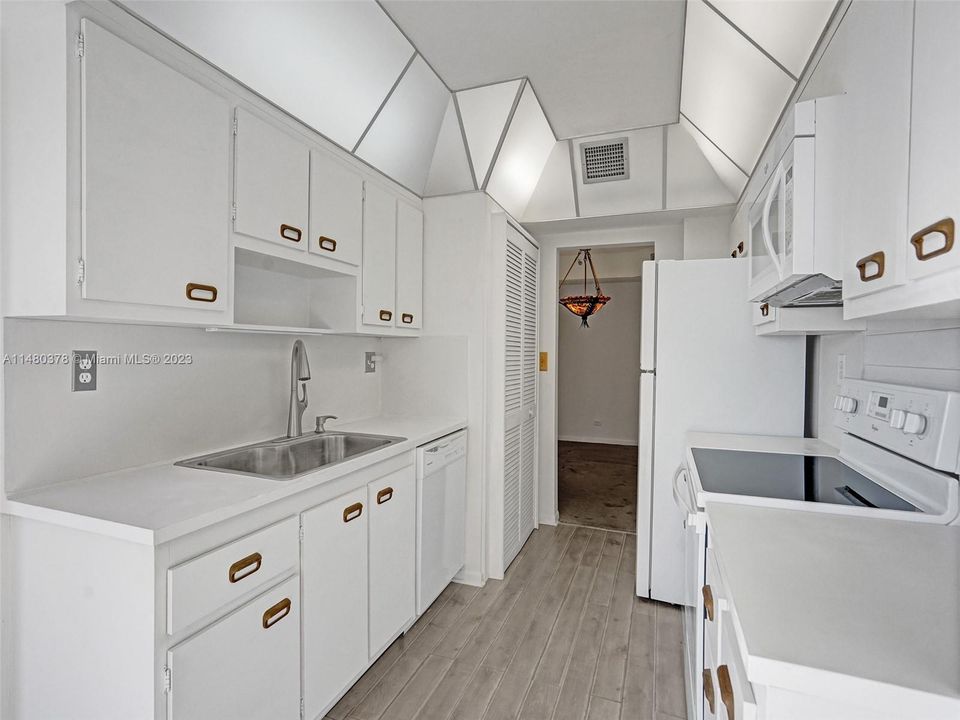 Recently Sold: $174,500 (2 beds, 2 baths, 1407 Square Feet)