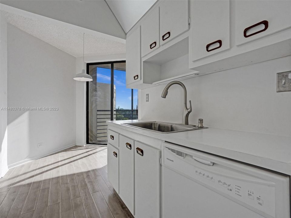 Recently Sold: $174,500 (2 beds, 2 baths, 1407 Square Feet)