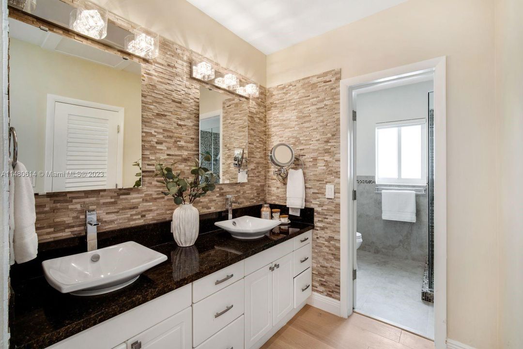 Recently Sold: $1,695,000 (5 beds, 3 baths, 2506 Square Feet)