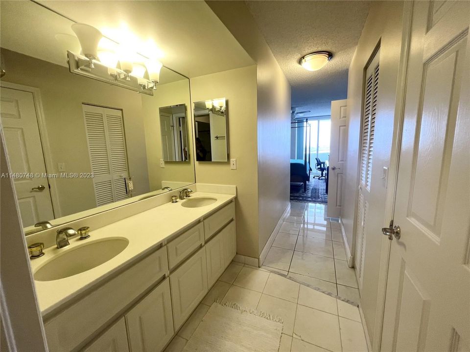 Recently Sold: $895,000 (2 beds, 2 baths, 1340 Square Feet)