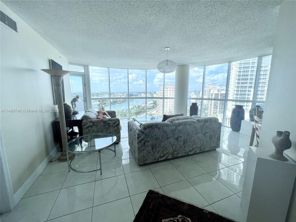 Recently Sold: $895,000 (2 beds, 2 baths, 1340 Square Feet)