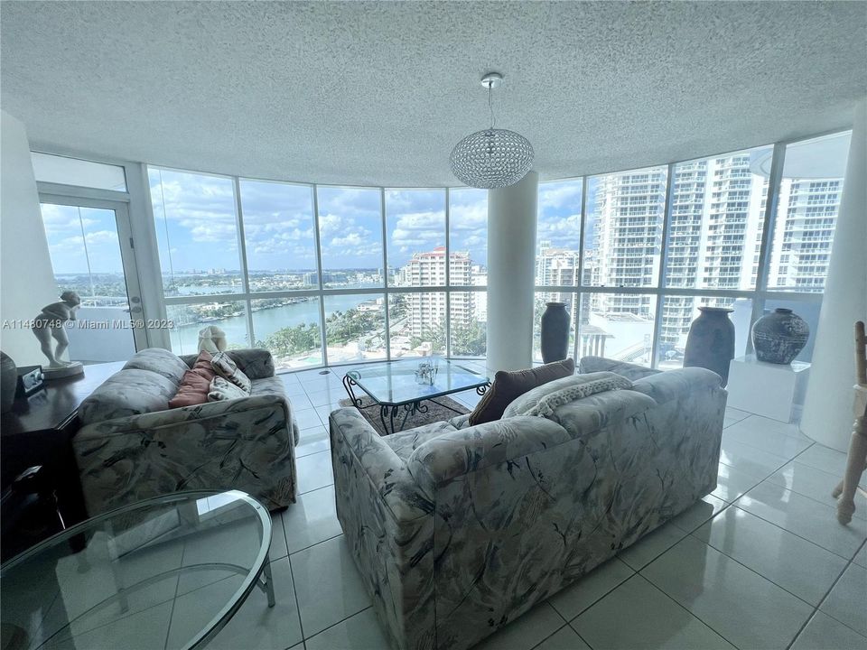 Recently Sold: $895,000 (2 beds, 2 baths, 1340 Square Feet)