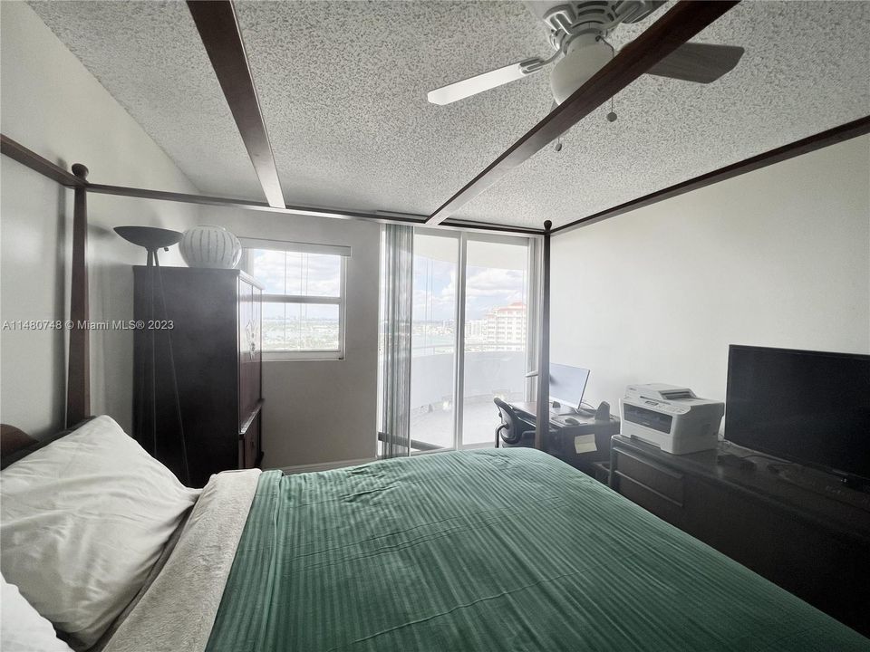 Recently Sold: $895,000 (2 beds, 2 baths, 1340 Square Feet)