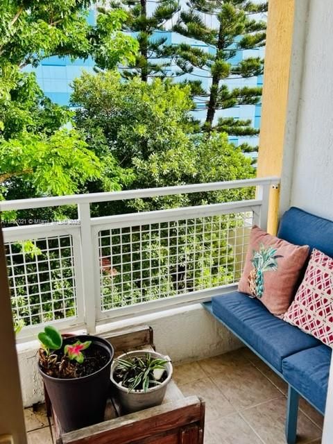 Recently Rented: $2,600 (2 beds, 1 baths, 1327 Square Feet)