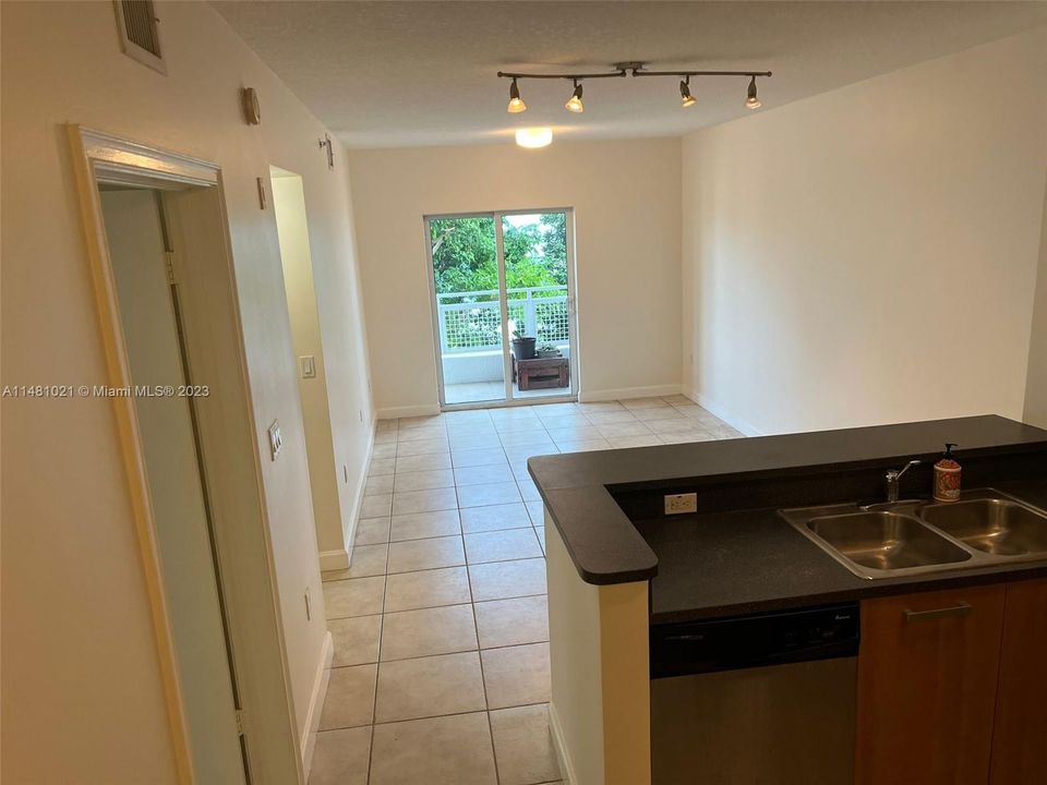 Recently Rented: $2,600 (2 beds, 1 baths, 1327 Square Feet)
