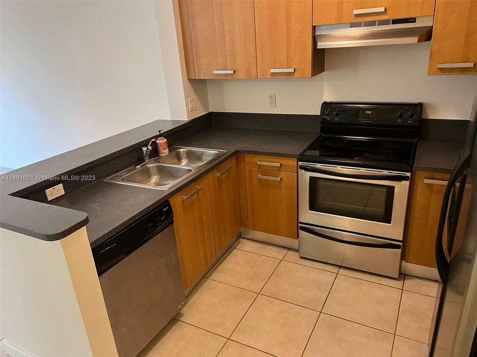 Recently Rented: $2,600 (2 beds, 1 baths, 1327 Square Feet)