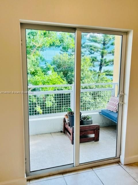 Recently Rented: $2,600 (2 beds, 1 baths, 1327 Square Feet)