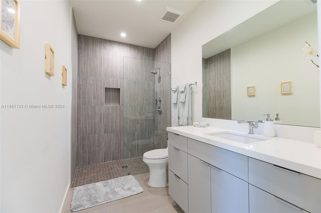 Недавно продано: $3,750,000 (5 спален, 5 ванн, 4123 Квадратных фут)