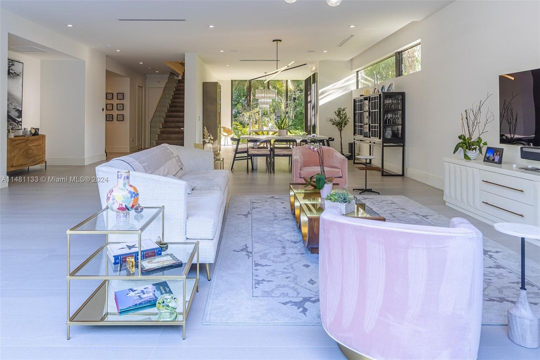 Недавно продано: $3,750,000 (5 спален, 5 ванн, 4123 Квадратных фут)