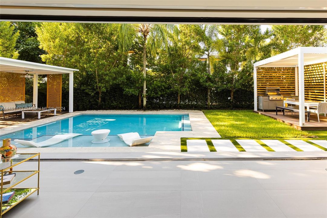 Недавно продано: $3,750,000 (5 спален, 5 ванн, 4123 Квадратных фут)