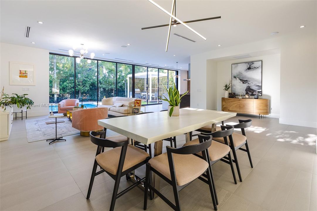 Недавно продано: $3,750,000 (5 спален, 5 ванн, 4123 Квадратных фут)