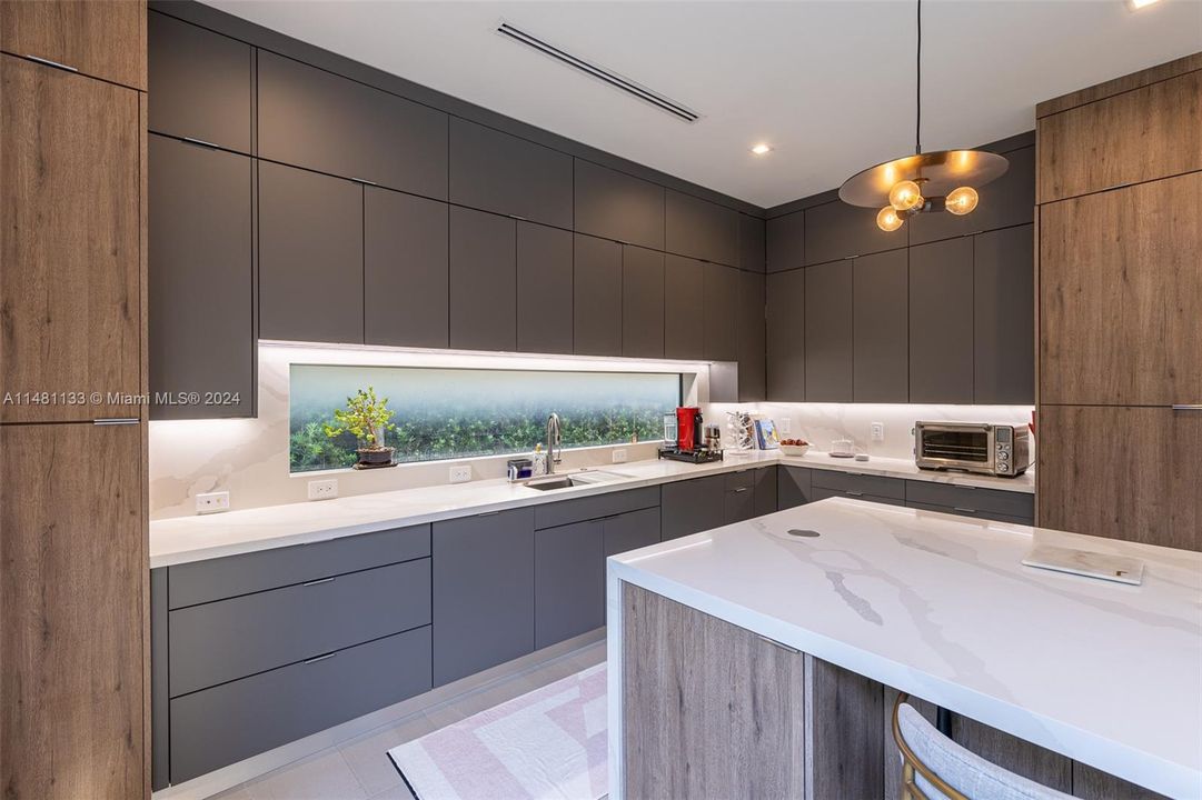 Недавно продано: $3,750,000 (5 спален, 5 ванн, 4123 Квадратных фут)