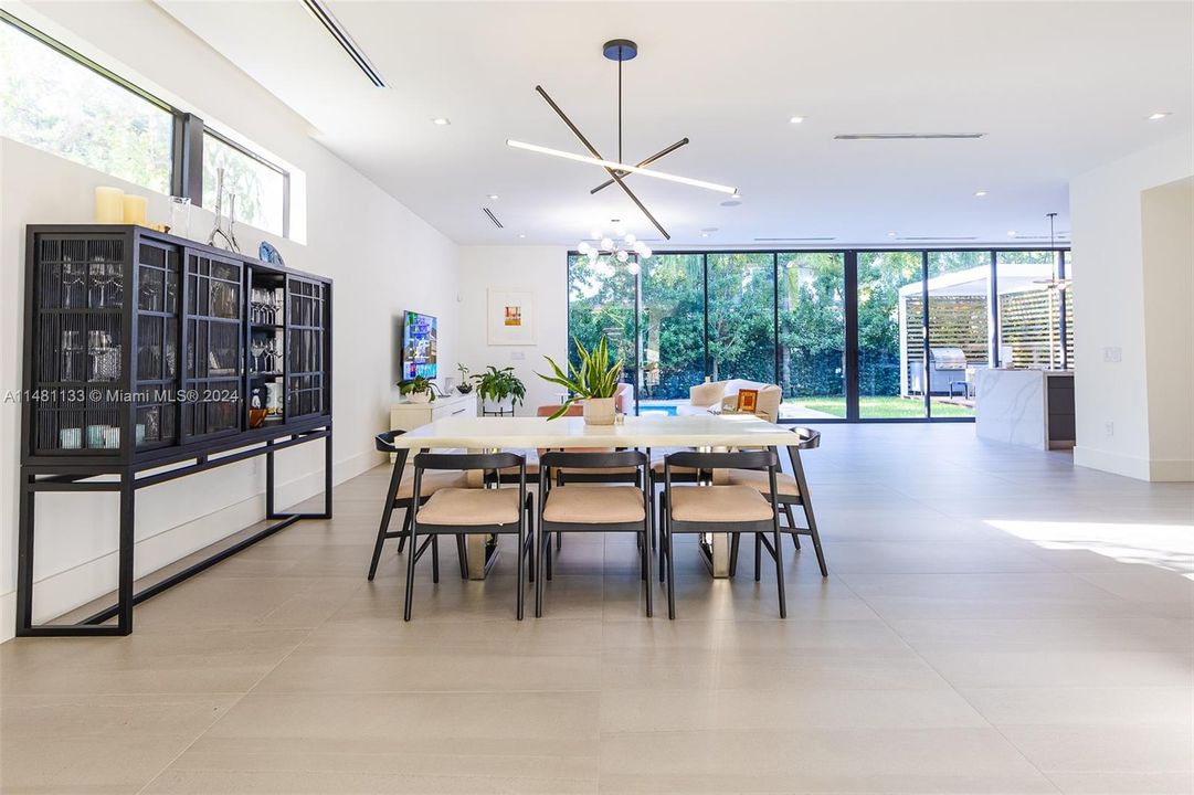 Недавно продано: $3,750,000 (5 спален, 5 ванн, 4123 Квадратных фут)