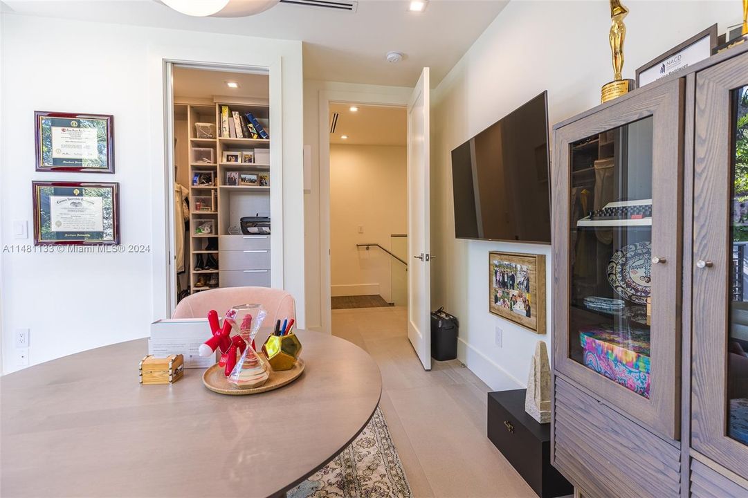 Недавно продано: $3,750,000 (5 спален, 5 ванн, 4123 Квадратных фут)