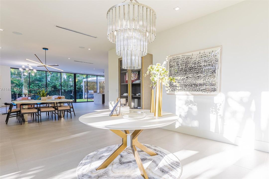 Недавно продано: $3,750,000 (5 спален, 5 ванн, 4123 Квадратных фут)