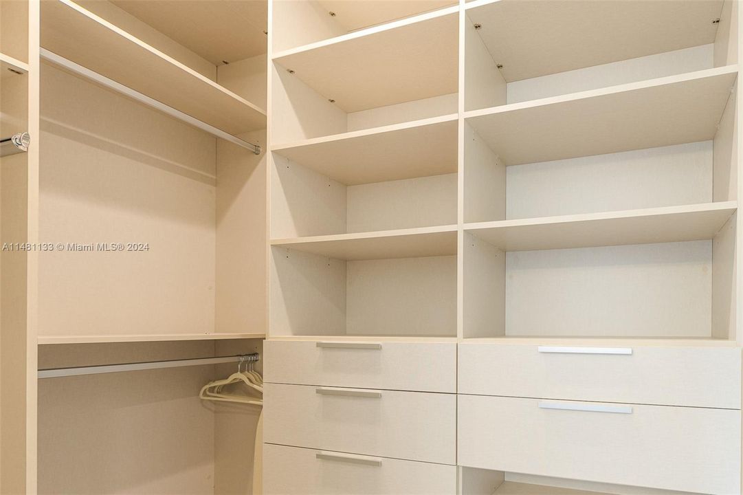 Недавно продано: $3,750,000 (5 спален, 5 ванн, 4123 Квадратных фут)