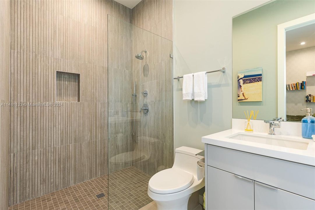 Недавно продано: $3,750,000 (5 спален, 5 ванн, 4123 Квадратных фут)