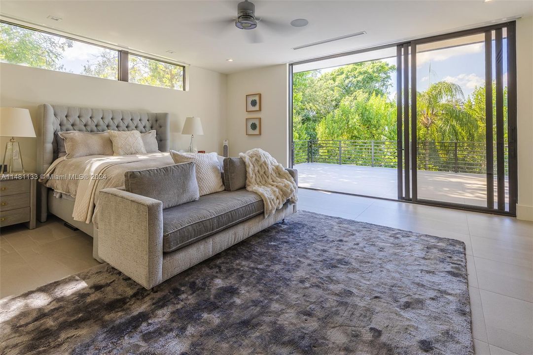 Недавно продано: $3,750,000 (5 спален, 5 ванн, 4123 Квадратных фут)