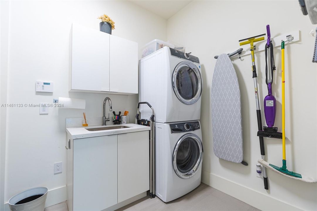 Недавно продано: $3,750,000 (5 спален, 5 ванн, 4123 Квадратных фут)