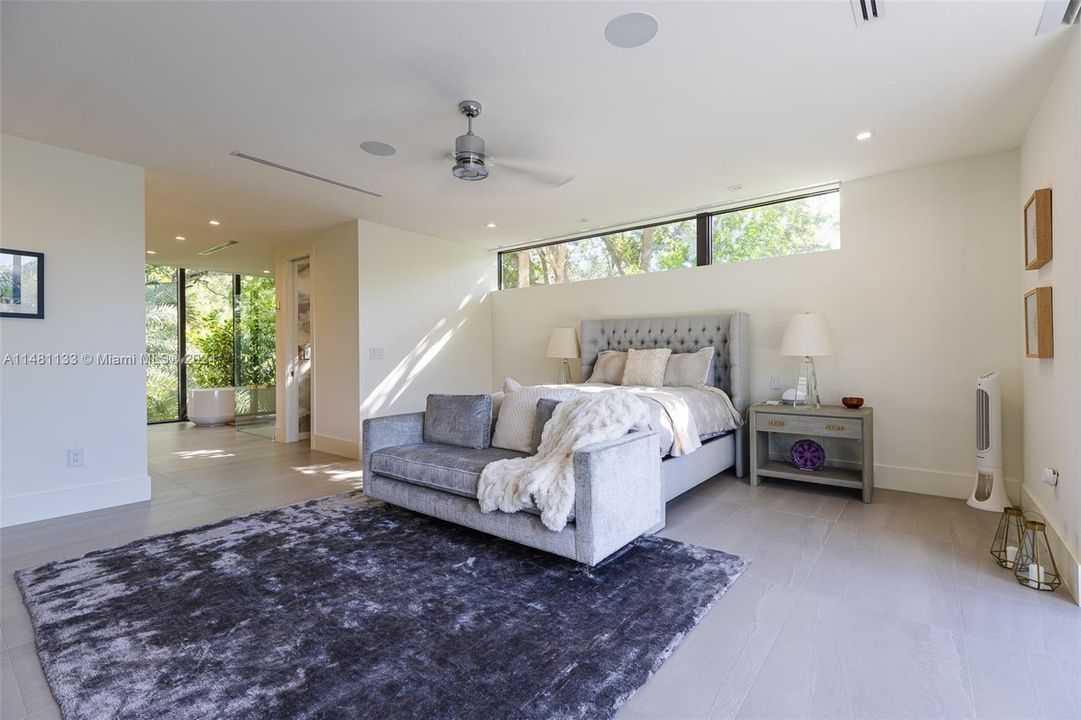 Недавно продано: $3,750,000 (5 спален, 5 ванн, 4123 Квадратных фут)