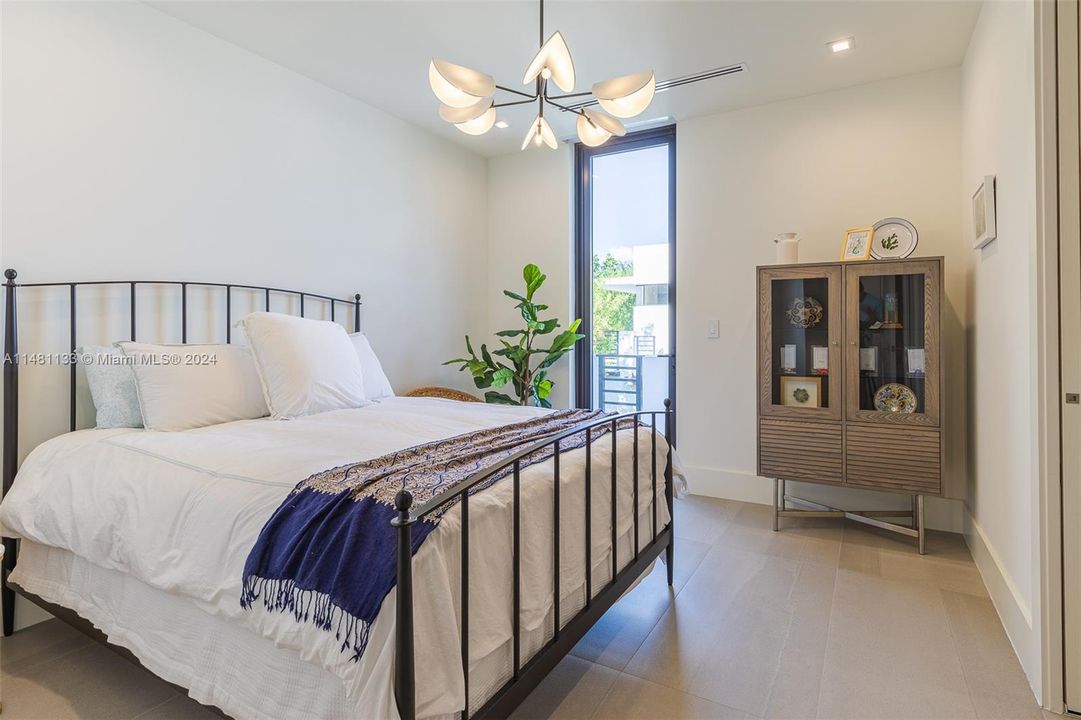 Недавно продано: $3,750,000 (5 спален, 5 ванн, 4123 Квадратных фут)