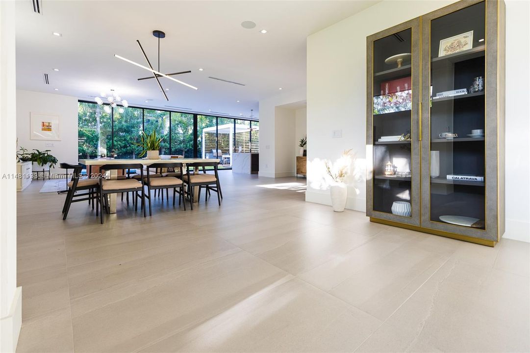 Недавно продано: $3,750,000 (5 спален, 5 ванн, 4123 Квадратных фут)