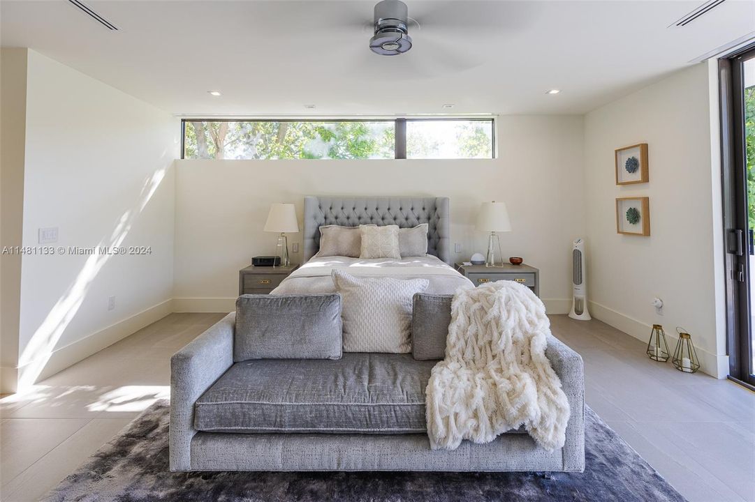 Недавно продано: $3,750,000 (5 спален, 5 ванн, 4123 Квадратных фут)