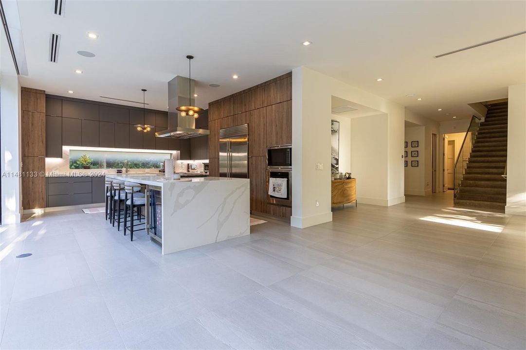 Недавно продано: $3,750,000 (5 спален, 5 ванн, 4123 Квадратных фут)