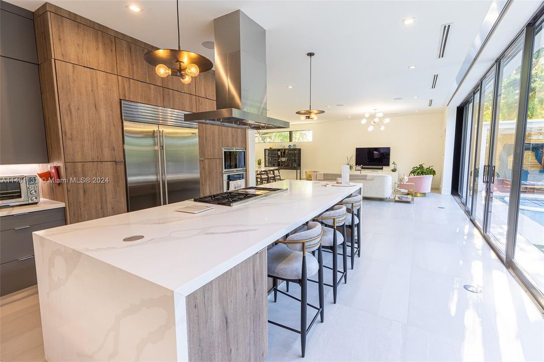 Недавно продано: $3,750,000 (5 спален, 5 ванн, 4123 Квадратных фут)