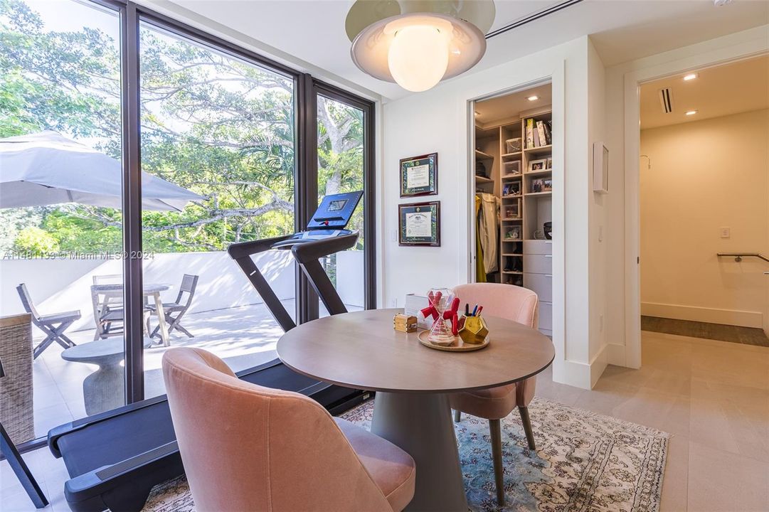 Недавно продано: $3,750,000 (5 спален, 5 ванн, 4123 Квадратных фут)