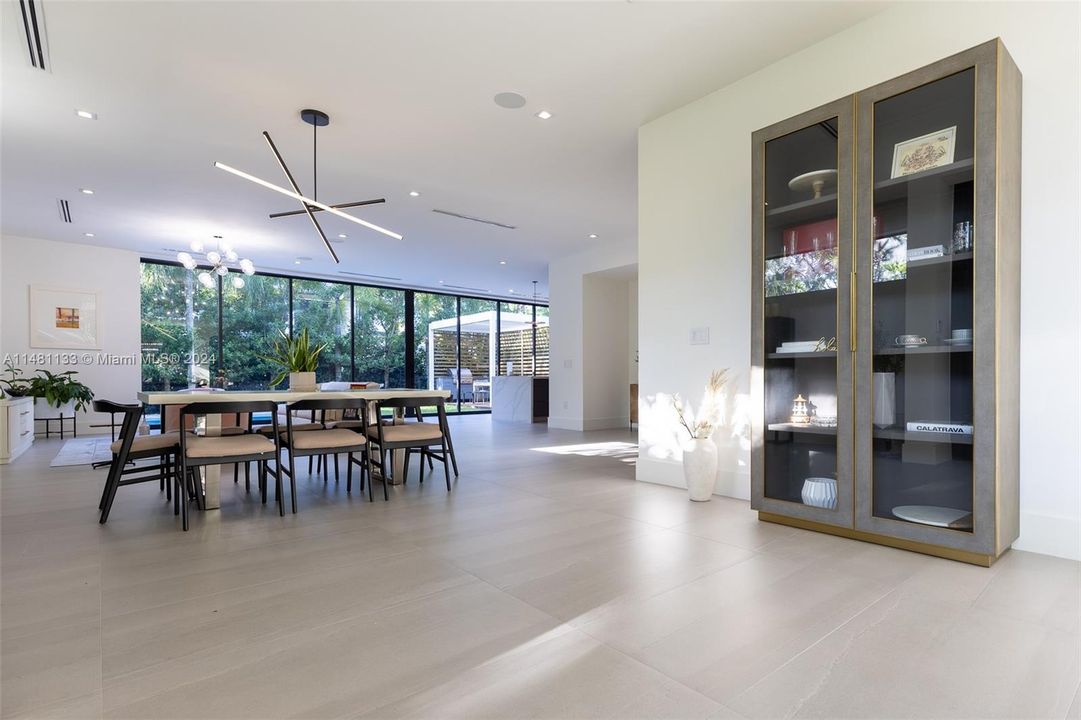 Недавно продано: $3,750,000 (5 спален, 5 ванн, 4123 Квадратных фут)