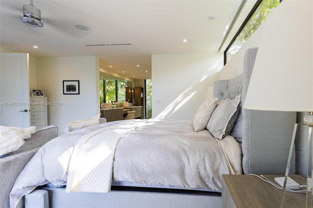 Недавно продано: $3,750,000 (5 спален, 5 ванн, 4123 Квадратных фут)