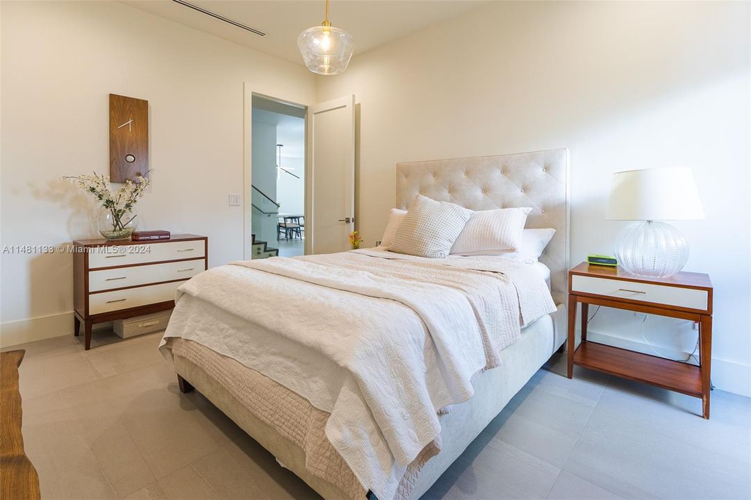 Недавно продано: $3,750,000 (5 спален, 5 ванн, 4123 Квадратных фут)