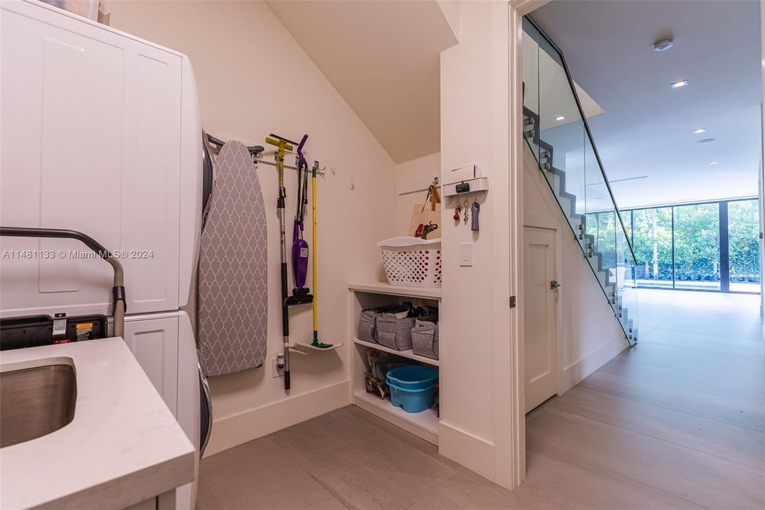 Недавно продано: $3,750,000 (5 спален, 5 ванн, 4123 Квадратных фут)