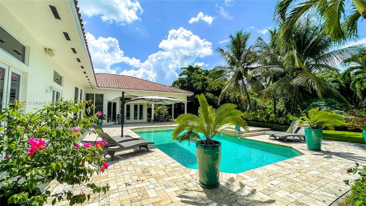 最近售出: $3,300,000 (5 贝兹, 4 浴室, 4172 平方英尺)