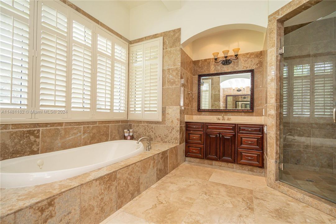 最近售出: $3,300,000 (5 贝兹, 4 浴室, 4172 平方英尺)