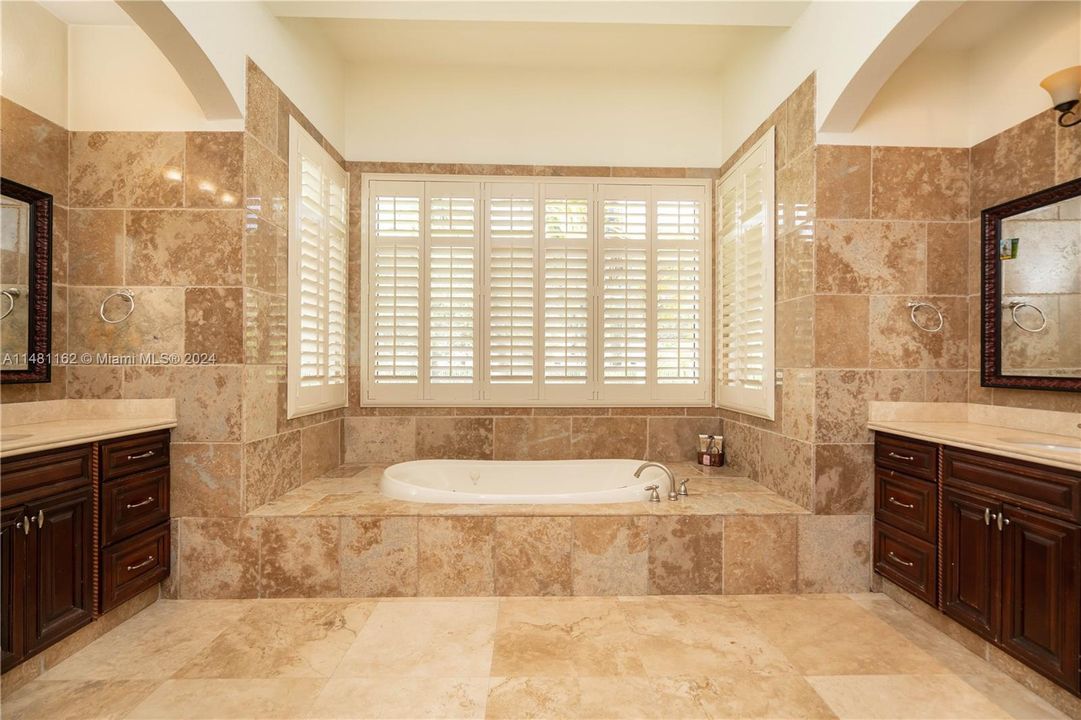 最近售出: $3,300,000 (5 贝兹, 4 浴室, 4172 平方英尺)