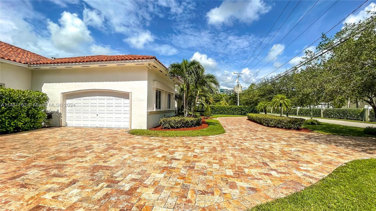 最近售出: $3,300,000 (5 贝兹, 4 浴室, 4172 平方英尺)