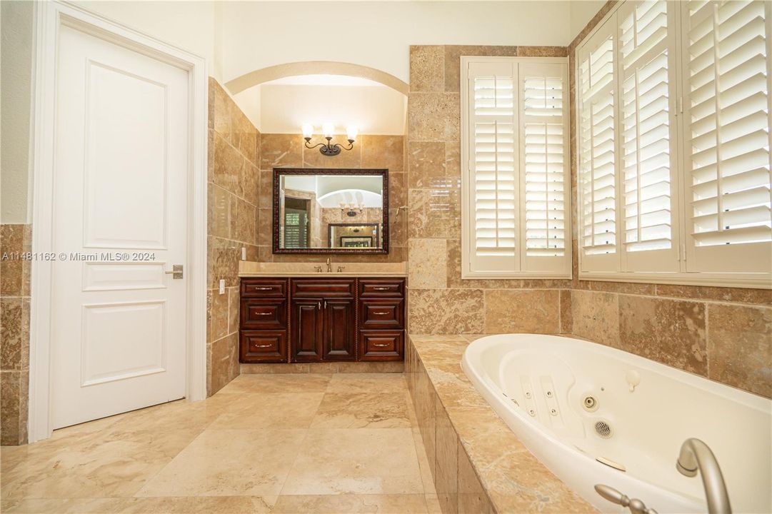 最近售出: $3,300,000 (5 贝兹, 4 浴室, 4172 平方英尺)