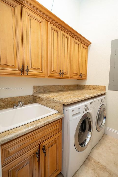 最近售出: $3,300,000 (5 贝兹, 4 浴室, 4172 平方英尺)