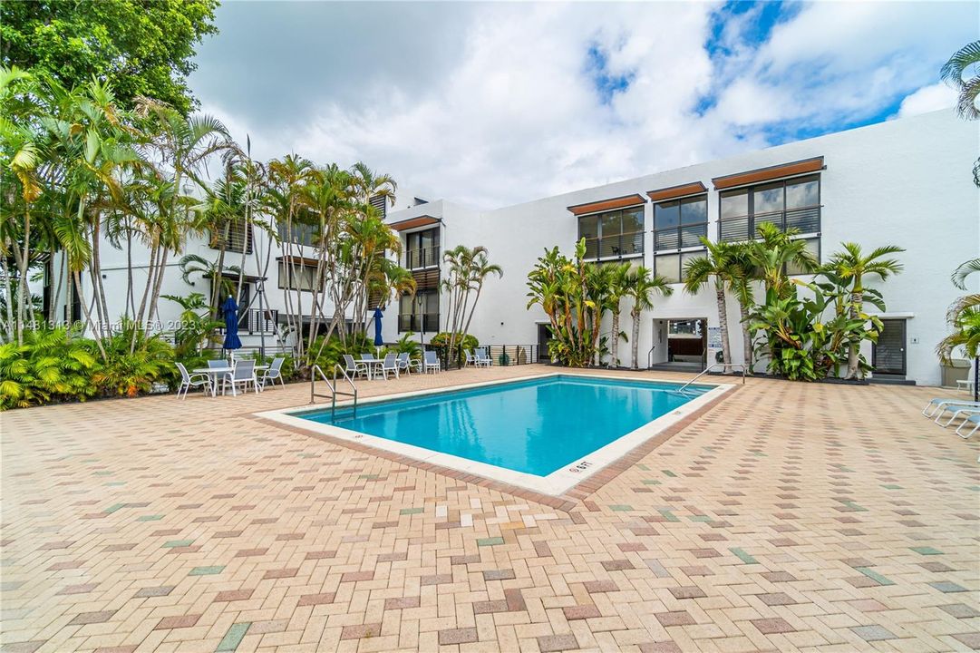 Recently Sold: $2,400,000 (4 beds, 3 baths, 2442 Square Feet)