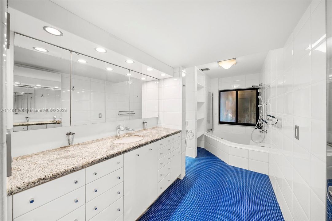 Недавно продано: $4,500,000 (3 спален, 3 ванн, 2409 Квадратных фут)