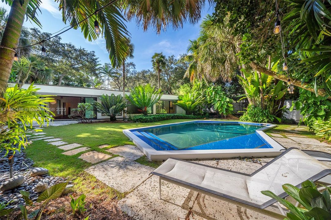 Недавно продано: $4,500,000 (3 спален, 3 ванн, 2409 Квадратных фут)