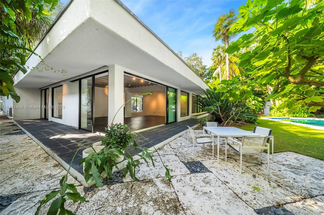 Недавно продано: $4,500,000 (3 спален, 3 ванн, 2409 Квадратных фут)