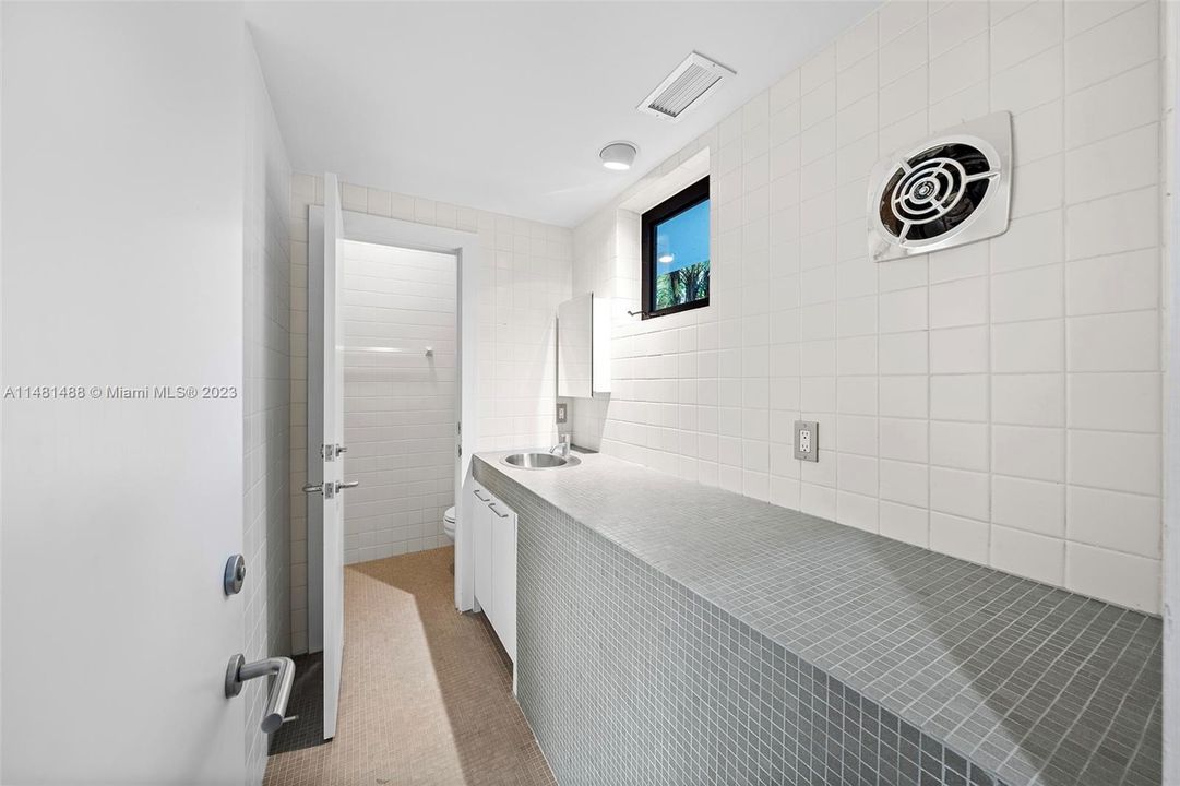 Недавно продано: $4,500,000 (3 спален, 3 ванн, 2409 Квадратных фут)